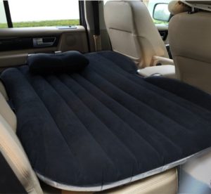 Matelas pneumatique dans la voiture