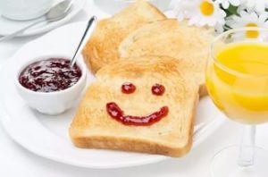 Colazione mattutina con pane tostato