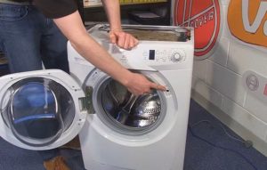 L'endroit où la porte du lave-linge est verrouillée