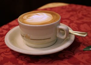 Cappuccino dengan corak pada buih