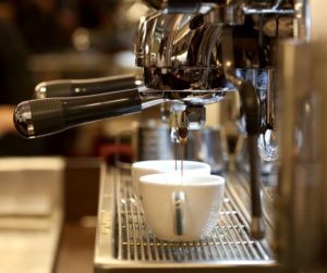 Máquina de café em uma cafeteria