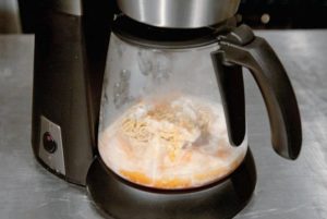 Nourriture dans la cafetière