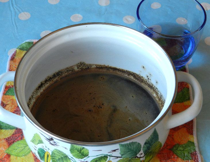 Kopi dibancuh dalam periuk