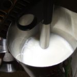 Faire mousser du lait dans une machine à café