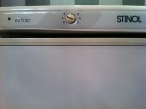 No Frost-Schild am Kühlschrank