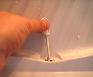 Cleaning the drain hole in the refrigerator