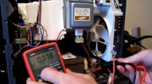 Überprüfen Sie die Diode mit einem Multimeter