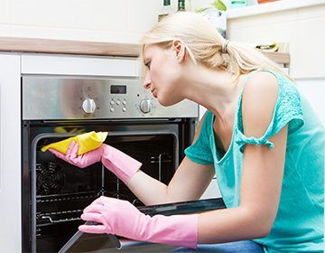 Wiping the oven after hydrolysis cleaning