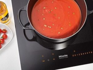 La salsa di pomodoro bolle sul fuoco