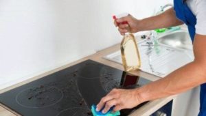 Glaskeramikplatten mit Spiegelreiniger reinigen