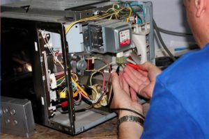 Verificando a capacidade de manutenção do transformador do forno de microondas