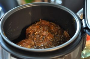 Gebakken varkensvlees in een slowcooker