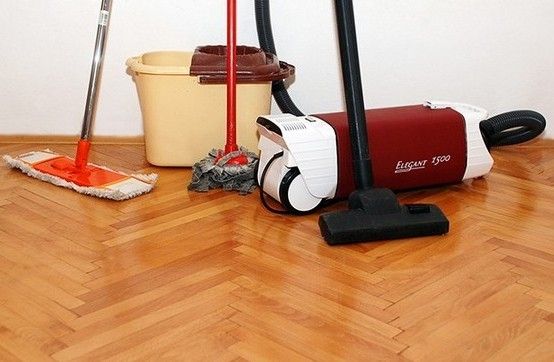 Posible bang hugasan ang laminate flooring gamit ang isang vacuum cleaner?