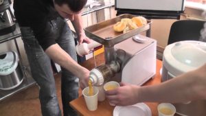 Test af en juicer fra en kødhakker