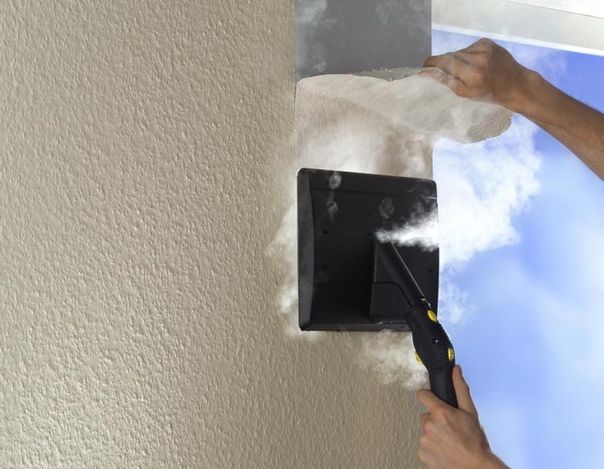 Removing wallpaper with a steam generator