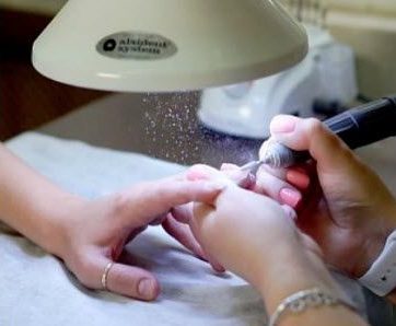 Micropartículas no ar durante a manicure