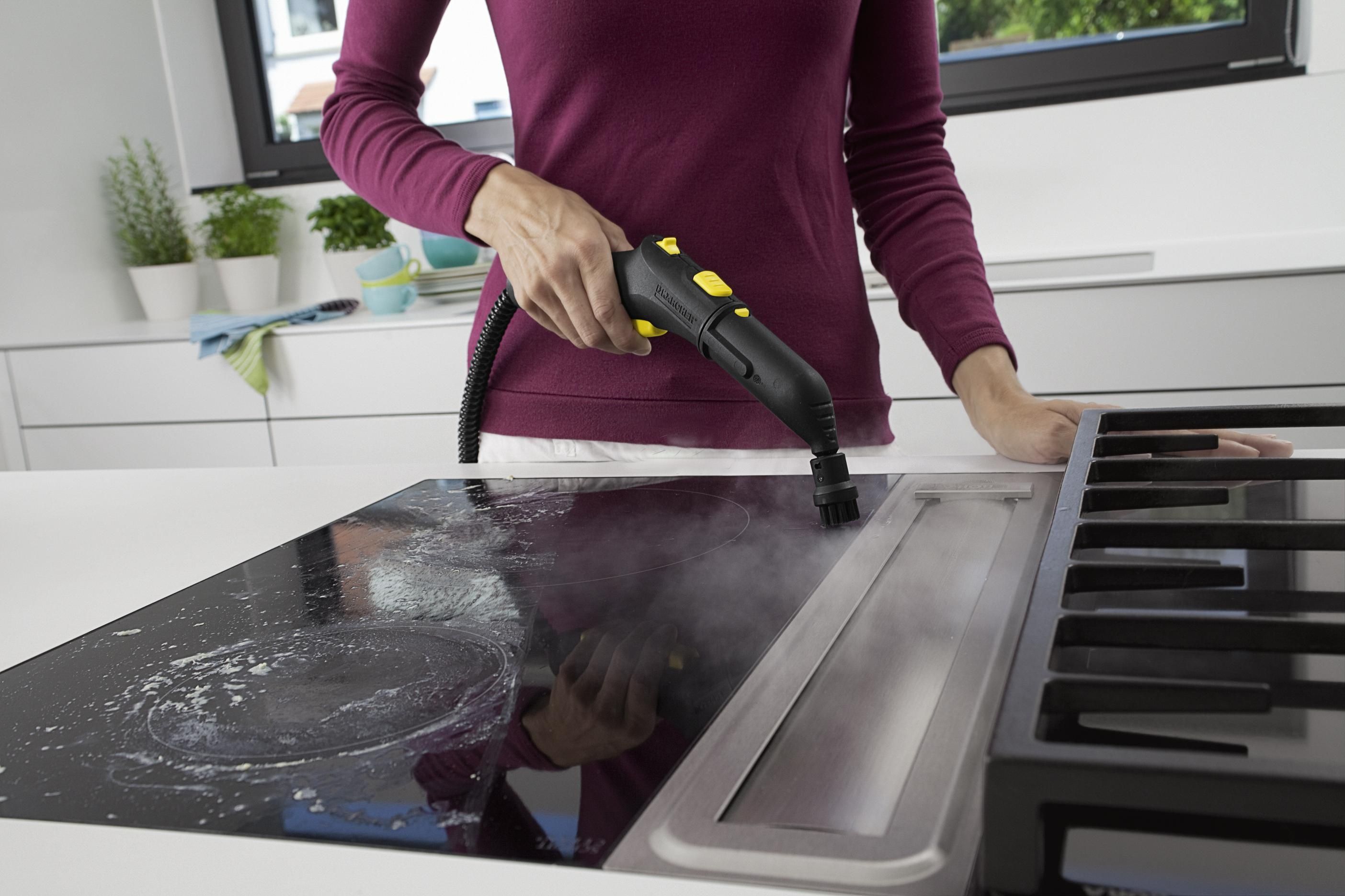 Cleaning the hob with a steam generator