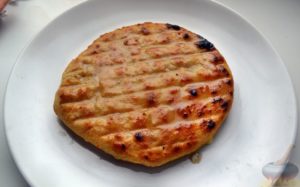 Khachapuri met kaas op een elektrische grill