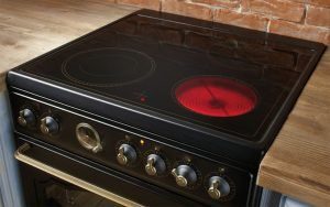 Qu'est-ce que la puissance d'une cuisinière électrique affecte ?