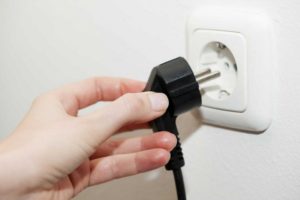 Elektriskās plīts atvienošana no kontaktligzdas