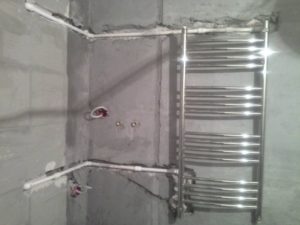 Heated towel rail with bottom connection