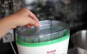 menggunakan pembuat yogurt