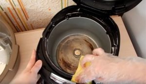 washing the multicooker