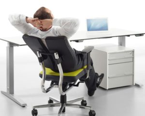 Homme sur une chaise de bureau.