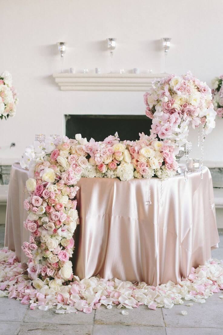 Decoración de mesa para los novios con flores frescas: opción 2.