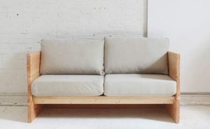 DIY sofa izrađena od drveta