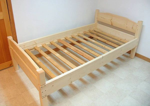 Realizzare un letto matrimoniale in legno.