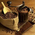 Cara mengisar kopi dalam pengisar kopi