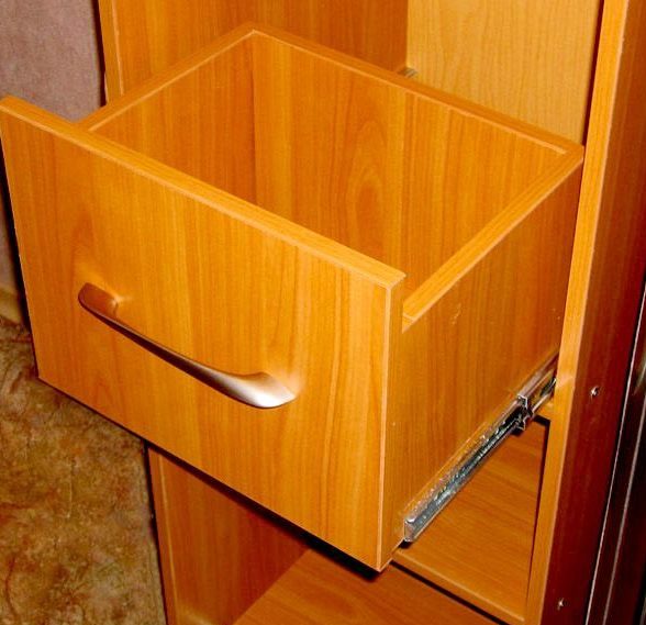 Paano gumawa ng mga drawer sa isang aparador.