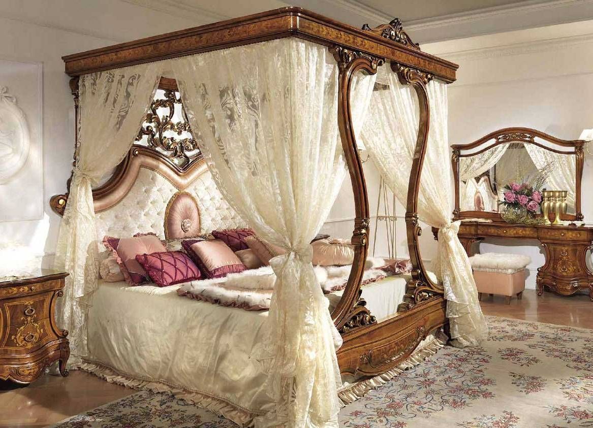 Magandang double bed na may canopy.