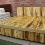 Cama de madera contrachapada de bricolaje.