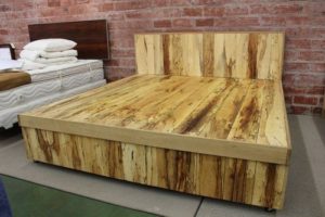 Cama de madeira compensada DIY.