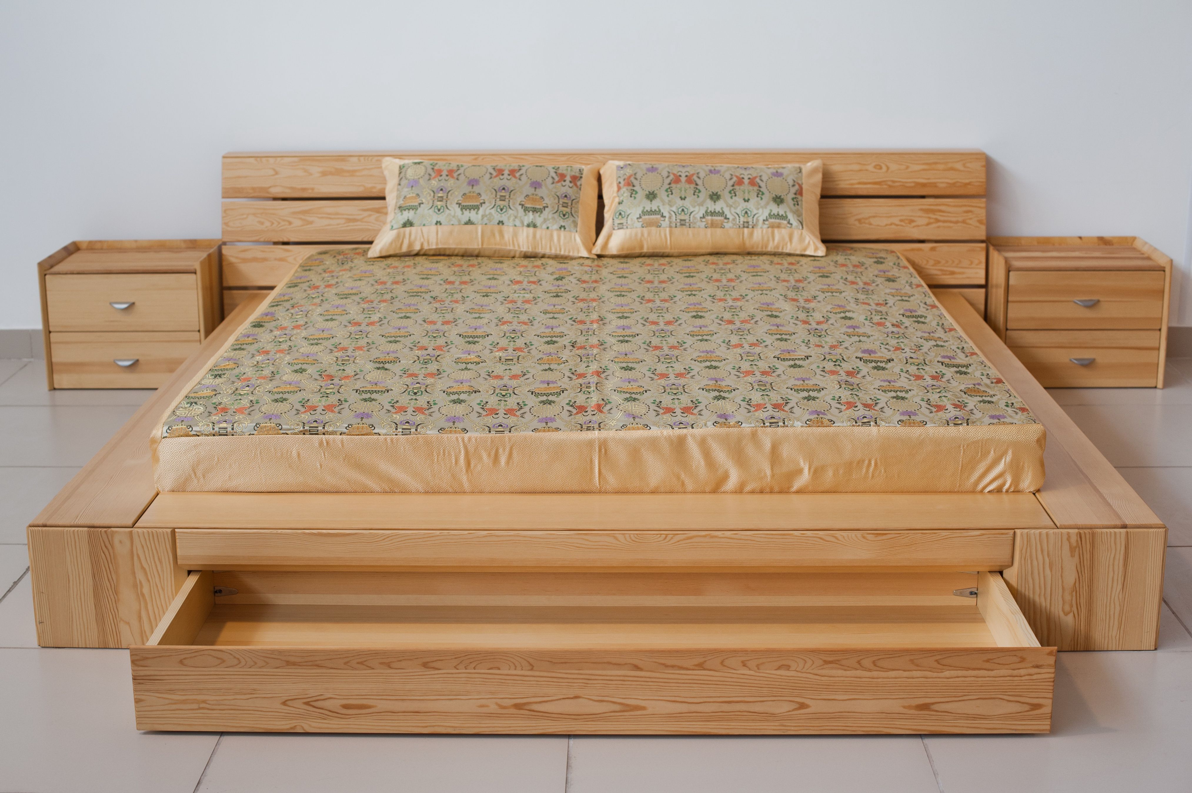 Cama de bricolaje hecha de madera maciza.