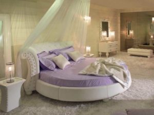 Rond kingsize bed.