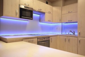 LED-strip in de keuken onder de kasten.