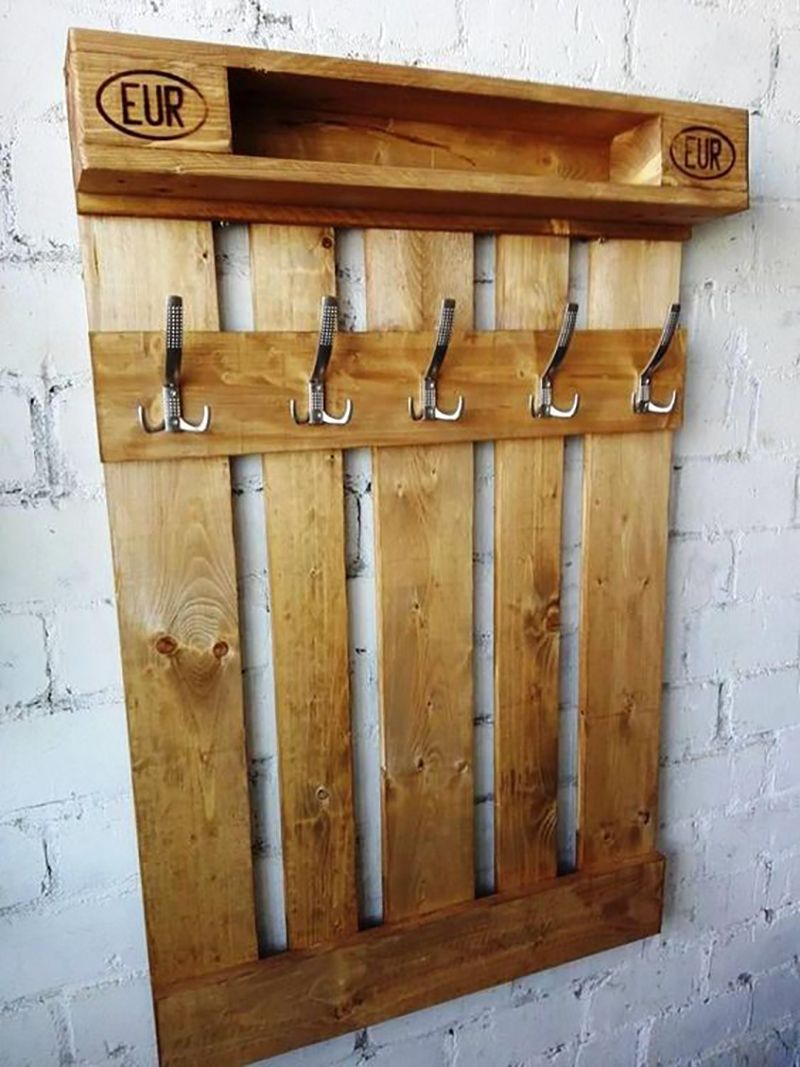 DIY wall hanger made from pallets.