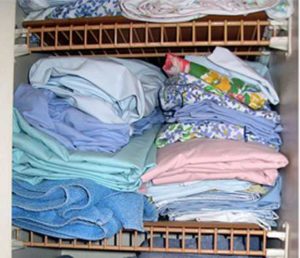 Pourquoi le linge de lit sent-il le moisi dans le placard ?