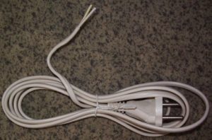 Conexión de un cable con un interruptor a una lámpara de pie rosa.