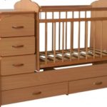 Cama infantil con péndulo.