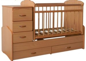 Letto per bambini con pendolo.