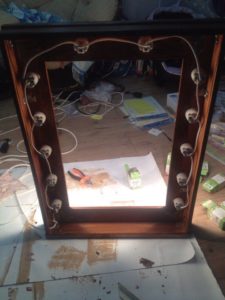 Assembler un miroir de maquilleuse