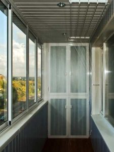 Armoire sur le balcon