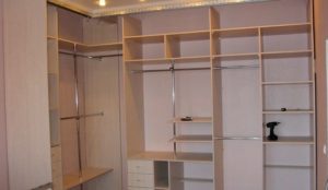 We assemble the lower part and frame of the sliding wardrobe.