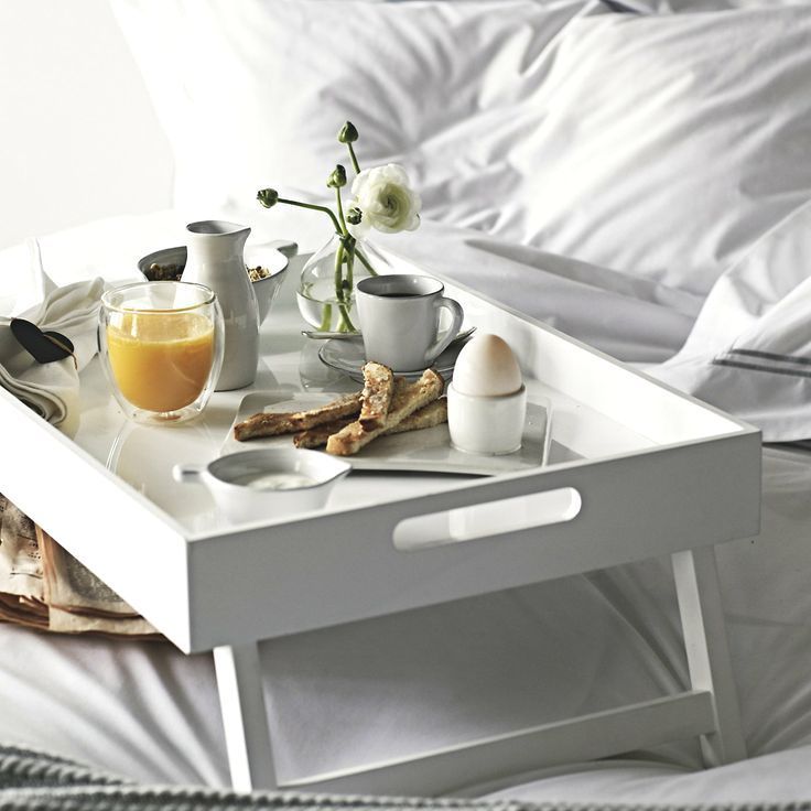 Ontbijttafel op bed