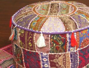 Housse en tissu pour pouf fabriqué à partir de bouteilles.