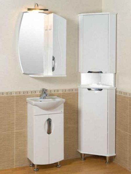 Banyo için köşe dolabı.